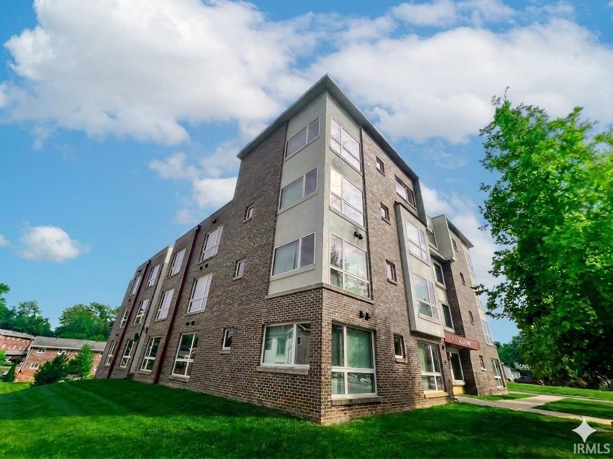 604 N Smith Road, Bloomington